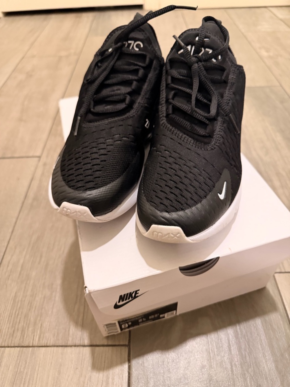 Nike Black and White Air Max 270 Sneakers Women's - Picture 3 of 10